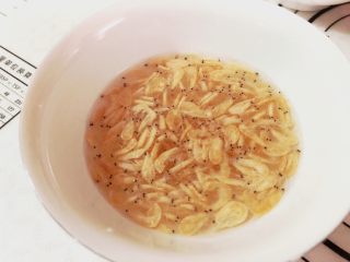 2、    宝宝辅食之补钙小零食—�虾条饼干,虾皮清洗，如果是有盐虾皮要多泡一会，洗去多余盐分，不要让宝宝摄入过多的盐。