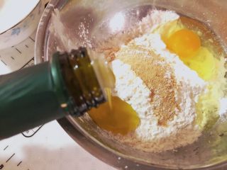 6、    宝宝辅食之补钙小零食—�虾条饼干,低筋面粉，玉米淀粉，虾皮粉，鸡蛋，糖，盐，再加少量的橄榄油