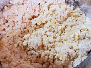 7、    宝宝辅食之补钙小零食—�虾条饼干,用筷子搅拌成面絮状，如果太干，再添加一点水，和成光滑的面团。没有给出具体的量，因为面粉吸水性不同，鸡蛋大小也不一样。根据实际情况来。