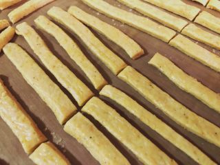 11、    宝宝辅食之补钙小零食—�虾条饼干,摆入烤盘