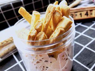 13、    宝宝辅食之补钙小零食—�虾条饼干,出炉啦～很香的味道，虾条味道很浓。
