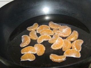 8、橘子果冻,把橘子倒入