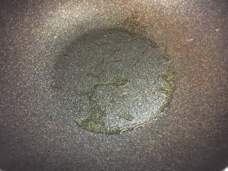 3、百变鸡蛋+福袋饭, 不粘锅烧热刷一层油。