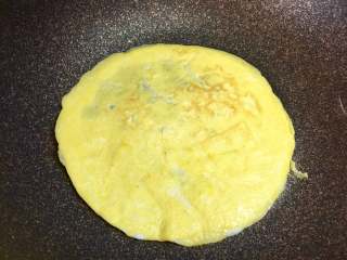 4、百变鸡蛋+福袋饭, 锅里倒入适量鸡蛋液，摊成圆形的蛋皮，两面煎熟，用小火慢煎，避免过焦，蛋皮不要太大，直径约16厘米。也不要太薄，避免包饭的时候破裂。煎三张。