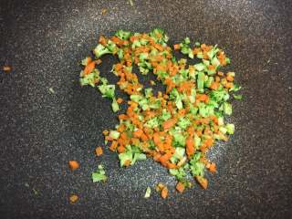 5、百变鸡蛋+福袋饭,煎好蛋皮后，放凉备用，直接用煎蛋的锅，加一点油，用来炒饭。先把不容易熟的胡萝卜和西兰花炒熟。