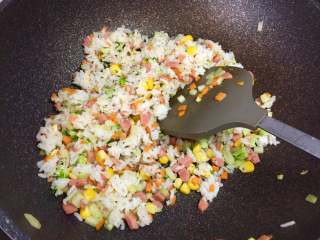 7、百变鸡蛋+福袋饭, 接着倒入米饭翻炒均匀。