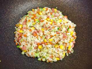 8、百变鸡蛋+福袋饭,最后加入少许生抽和适量的盐，翻炒均匀，米饭就炒好了。