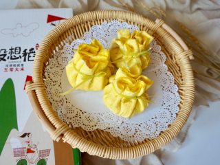 10、百变鸡蛋+福袋饭,完成了，也可以用焯过的小葱来扎口，我家没有小葱了，才用玉米叶撕成条来用，一条不够长，我是用两条接在一起变成一长条，然后把蛋皮扎起。