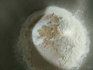 1、toast吐司,各种材料除油称好 开始搅拌