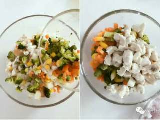 3、宝宝辅食：什锦咸味早餐面包玛芬，简单营养又美味！18M+,把面包丁放入一个大碗中，加入洋葱丁、什锦蔬菜和鸡肉粒。