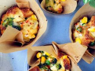 7、宝宝辅食：什锦咸味早餐面包玛芬，简单营养又美味！18M+,出炉，哈哈，小心烫手哦。