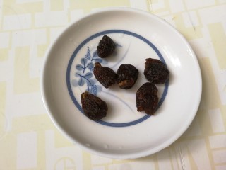 8、糖水鸡蛋,桂圆冲洗一下沥干水