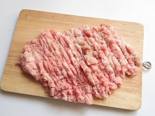 2、肉饼蒸蛋,将猪肉剁成肉末，不用太细腻
