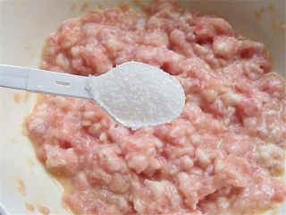 4、肉饼蒸蛋,加入一勺盐