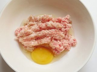 6、肉饼蒸蛋,肉末调入鸡蛋