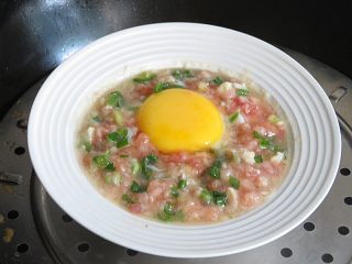 11、肉饼蒸蛋,5分钟后磕入一个鸡蛋，周围洒上葱花，盖上盖子再蒸10分钟左右
