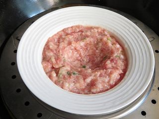 10、肉饼蒸蛋,调匀好以后，用勺子压个坑，锅内放水，肉末上锅蒸5分钟