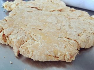 4、缤纷手工营养面-让宝贝快乐成长的健康辅食,压成面块（这个时候基本不能很好成团），最后形成类似图中的饼状。