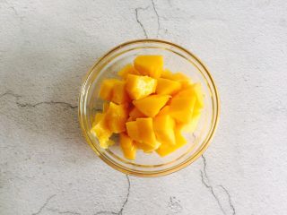 3、芒果西米露,剔出果肉备用