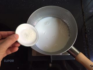 5、芒果西米露,倒入白砂糖