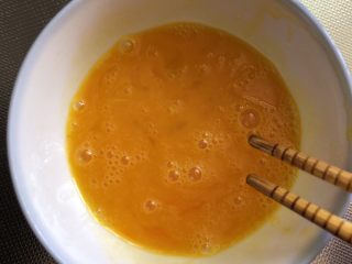 4、小时候的味道~鸡蛋裹馒头,打散拌匀