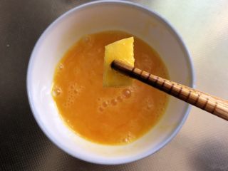 5、小时候的味道~鸡蛋裹馒头,将切好的馒头一块块用蛋液包裹