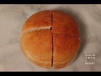 10、奶酪面包,切两刀,不要完全切断哦。