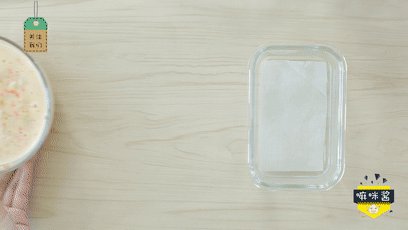 3、宝宝不爱吃蔬菜？换种做法能让宝宝爱上它,准备一个深口的容器，在容器中垫上硅油纸，将准备好的材料倒入容器中。