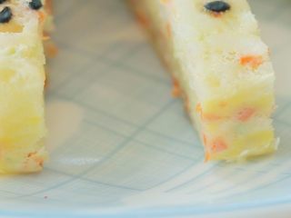 4、宝宝不爱吃蔬菜？换种做法能让宝宝爱上它,蒸完 后冷却脱模，切成宝宝可以食用的小块状 。