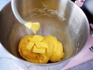 4、南瓜吐司,放入软化好的黄油