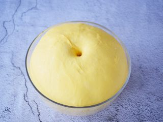 7、南瓜吐司,等面团发至2倍大，手指粘面粉在面团中间戳个洞，不回缩不塌陷证明已经发酵好了