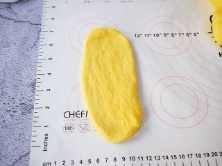 9、南瓜吐司,面团擀成牛舌状