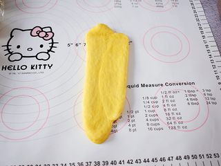 12、南瓜吐司,用擀面杖再次擀成牛舌状