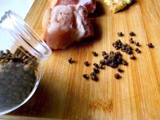 1、土豆回锅肉,准备小块姜拍碎，几颗花椒。肉洗净。