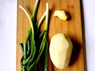 2、土豆回锅肉,土豆去皮，蒜苗洗净，姜去皮