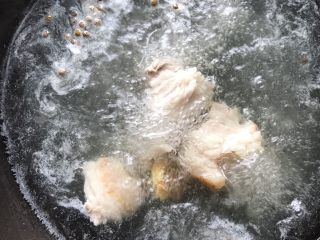 3、土豆回锅肉,锅内放半锅凉水，放入洗净的肉，拍碎的姜，花椒。煮肉至断生