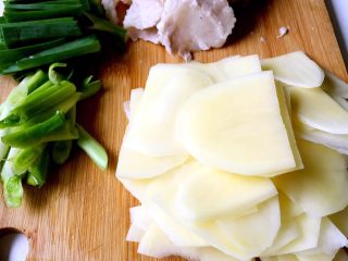 4、土豆回锅肉,土豆切片，蒜苗切3厘米长，姜切片，煮熟的肉捞起切片