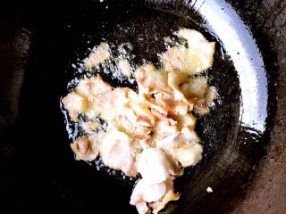 5、土豆回锅肉,热锅烧热，放肉片翻炒。