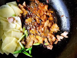 6、土豆回锅肉,肉炒至卷边，加入郫县豆瓣，翻炒出香放入土豆片。