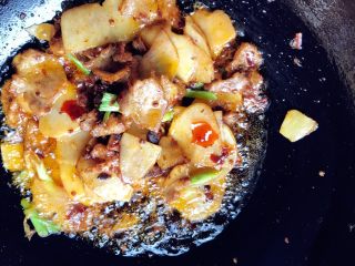 7、土豆回锅肉,土豆片炒熟，加蒜苗头和姜片翻炒出香，加盐。