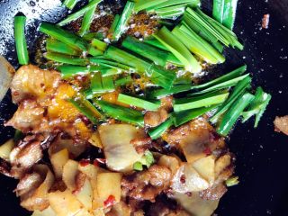 8、土豆回锅肉,要起锅了再加蒜苗叶，味精，翻炒香