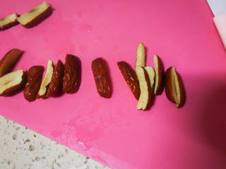 12、不用揉面懒人快手发糕 辅食10M+牛奶红枣发糕,准备一些红枣去核切丝,摆在发糕上