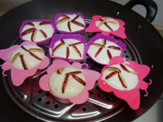 14、不用揉面懒人快手发糕 辅食10M+牛奶红枣发糕,发酵到1.5倍大就冷水蒸,如果你发两倍大以上就要用开水上汽马上蒸