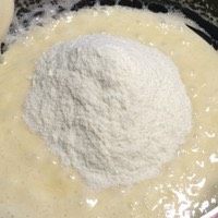 2、牛轧糖,再倒入奶粉，快速的搅拌均匀，注意整个过程一定要小火，火大了就会变硬