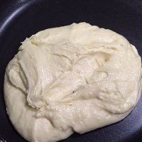 3、牛轧糖,搅拌成如图状，再加入蔓越梅，同样快速搅拌