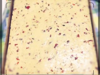 4、牛轧糖,在模具里铺好油纸、把糖倒入模具整形、没有模具就直接倒油纸上整形