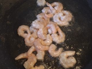 11、虾仁西兰花,五成热锅油中下入虾仁翻炒半分钟