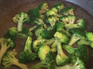 9、虾仁西兰花,锅中放二克盐加水烧开，西兰花焯水