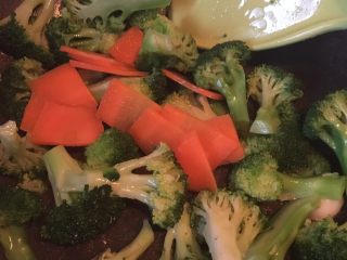 14、虾仁西兰花,倒入萝卜片翻炒