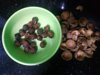 2、补气养血&红枣桂圆麻油鸡汤,桂圆干适量，买的是带壳的，所以要先去好壳，剥出桂圆。